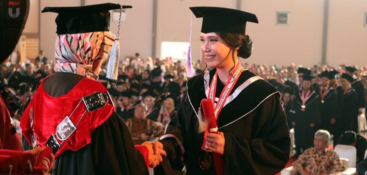 06 WISUDA 17 1
