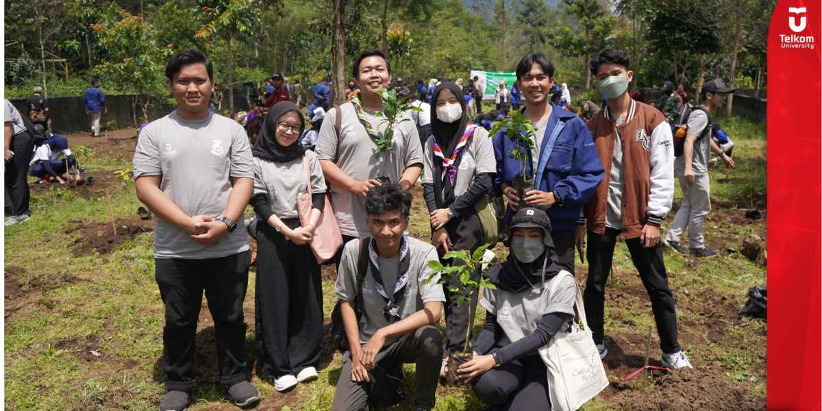 Mahasiswa Tel U Penanaman Pohon