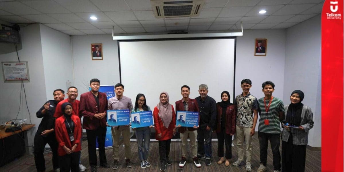Penyerahan Hadiah Bedah Buku