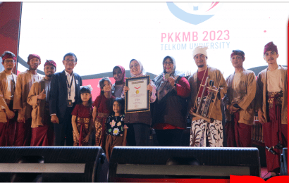 Tel U Rekor Muri Angklung