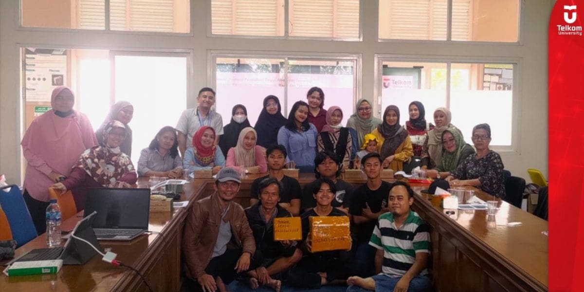 Tim Dosen Tel U Berikan Pelatihan Membuat Produk dan Online Marketing ke Masyarakat Desa Citeureup 