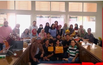 Tim Dosen Tel U Berikan Pelatihan Membuat Produk dan Online Marketing ke Masyarakat Desa Citeureup 