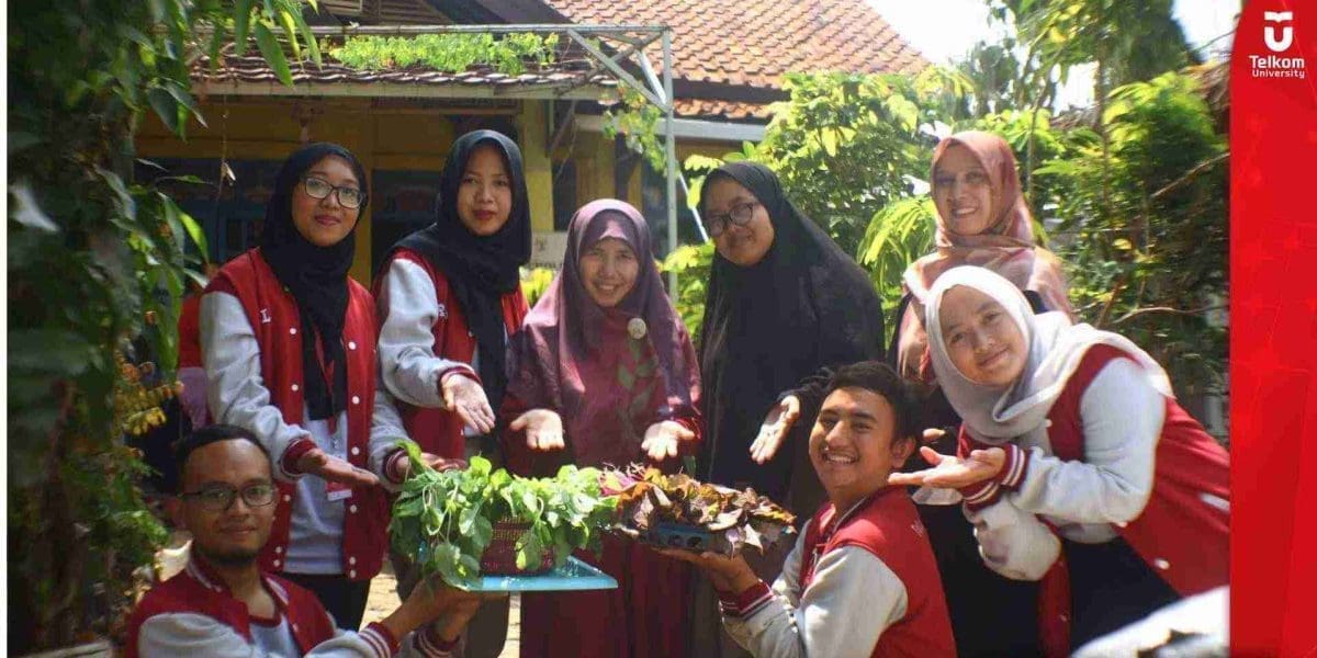 Kontribusi Mahasiswa Tel U Dukung Ketahanan Pangan Melalui Program Smart Edufarm