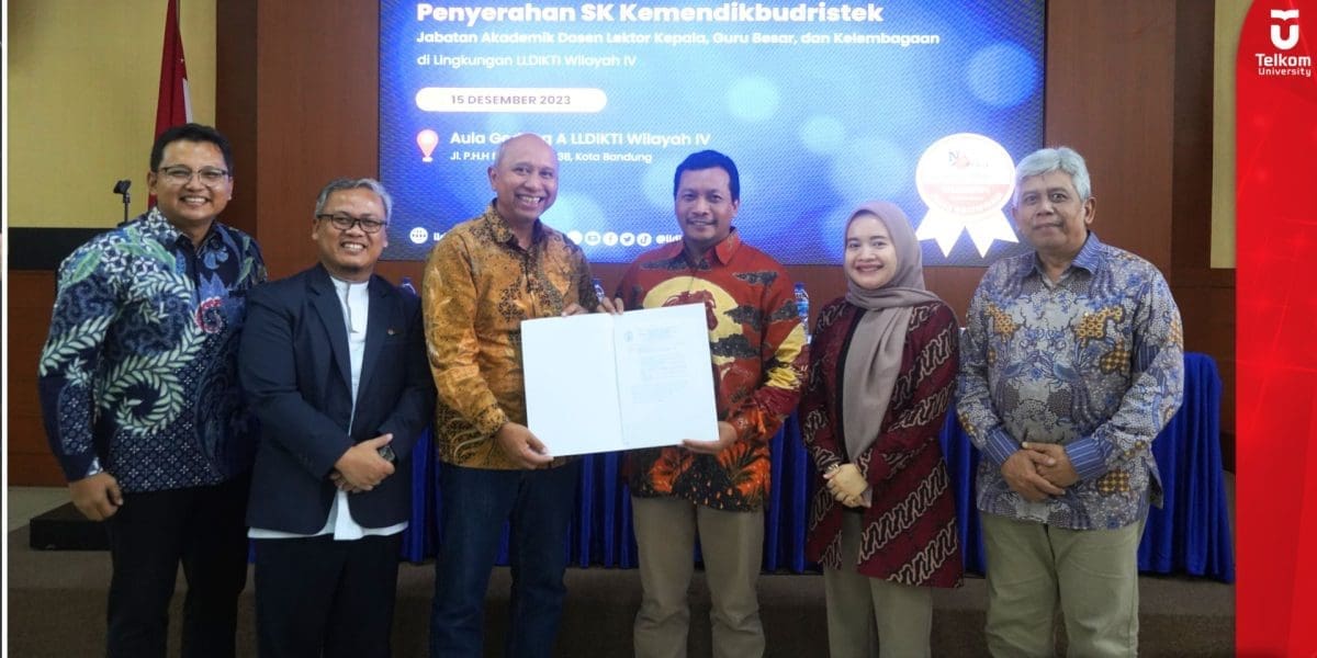 Penyerahan SK Penggabungan Institut Teknologi Telkom Surabaya dengan Telkom University 
