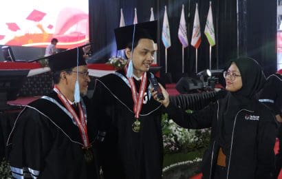 Wisudawan Ayah dan Anak 2