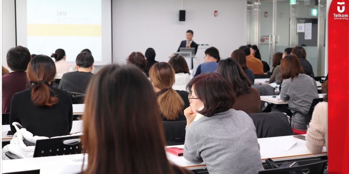 Berikut Perbedaan Gelar PhD dan Doktor! Serta Program Doktoral yang Ada di Telkom University
