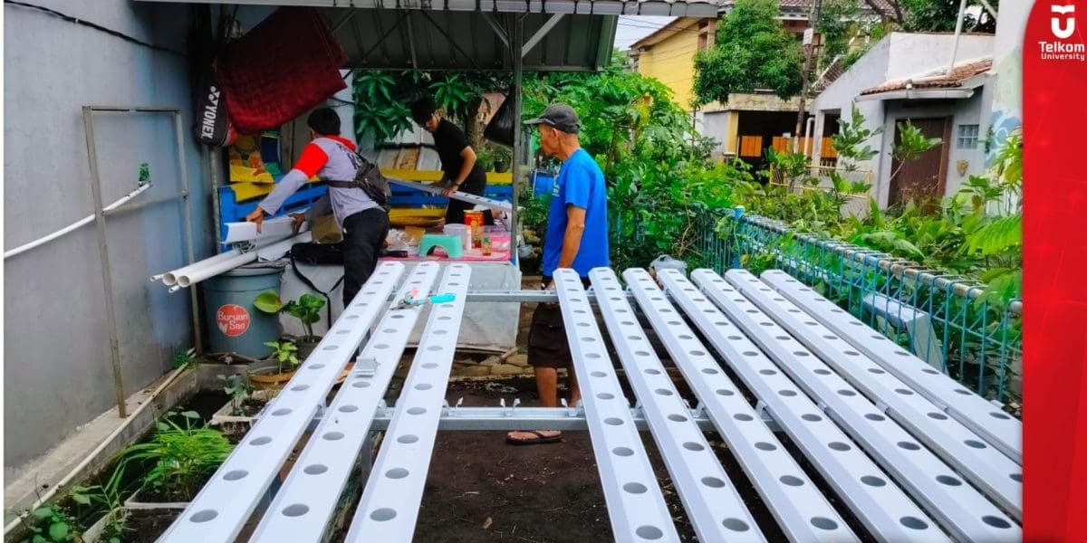 Pemberdayaan Masyarakat dengan Hidroponik dan Akuaponik Berbasis Teknologi di Desa Panyileukan