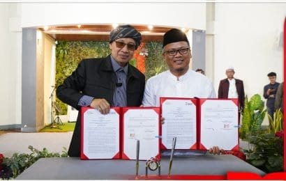Buya Yahya Tandatangani Langsung MoU Antara Tel U dan Yayasan Al Bahjah Cirebon